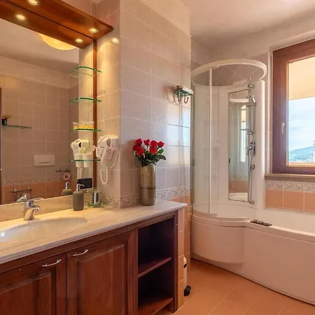 8 Bedroom Awesome In Gualdo Cattaneo Pg *