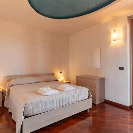 8 Bedroom Awesome In Gualdo Cattaneo Pg