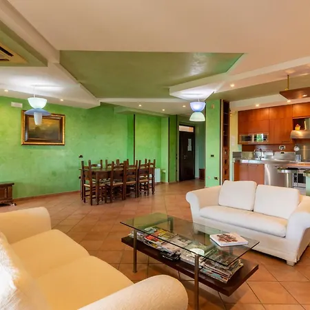 Holiday home 8 Bedroom Awesome In Gualdo Cattaneo Pg