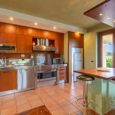 펜션 8 Bedroom Awesome In Gualdo Cattaneo Pg *