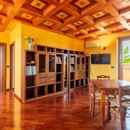 8 Bedroom Awesome In Gualdo Cattaneo Pg *