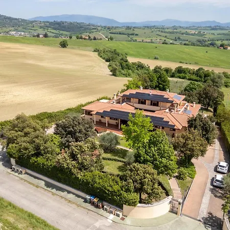 Holiday home 8 Bedroom Awesome In Gualdo Cattaneo Pg
