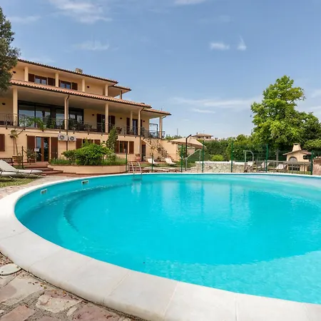 펜션 8 Bedroom Awesome In Gualdo Cattaneo Pg *
