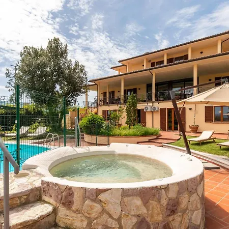 8 Bedroom Awesome In Gualdo Cattaneo Pg * 바스타르도