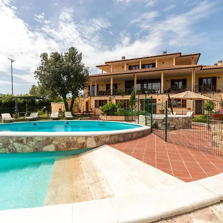 8 Bedroom Awesome In Gualdo Cattaneo Pg Holiday home