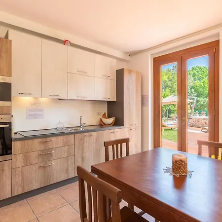 8 Bedroom Awesome In Gualdo Cattaneo Pg