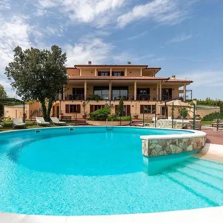 Holiday home 8 Bedroom Awesome In Gualdo Cattaneo Pg
